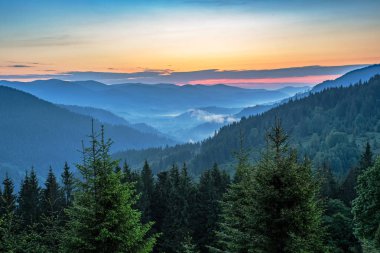 Dağlarda şafak vakti