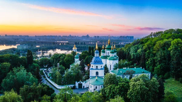 높이에서 Vydubetsky 수도원 — 스톡 사진