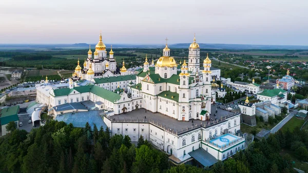 Vue aérienne du monastère de Pochaev. — Photo