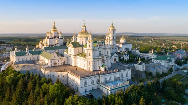 Vue aérienne du monastère de Pochaev. — Photo