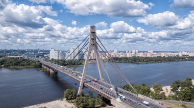 Köprü Ukrayna. Gündüz uzun pozlama fotoğraf siyah-beyaz.