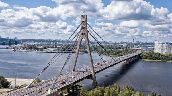 Kiev brug Fursy in zonnige verwering vanuit de lucht — Stockfoto