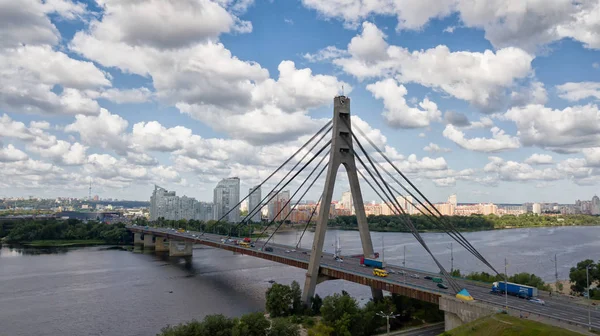 Kiewer Brücke wütend bei sonnigem Wetter aus der Luft — Stockfoto