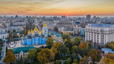 Sonbahar görünümünden kuş faydaları yüksekliğini Kiev.
