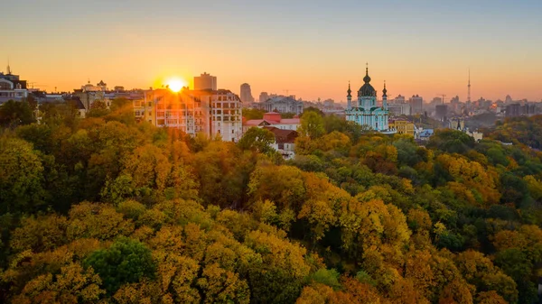 Sonbahar görünümünden kuş faydaları yüksekliğini Kiev.
