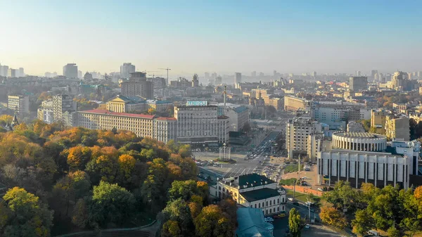 Herbst Blick auf Kiev aus der Höhe der Vogelvorteile. — Stockfoto