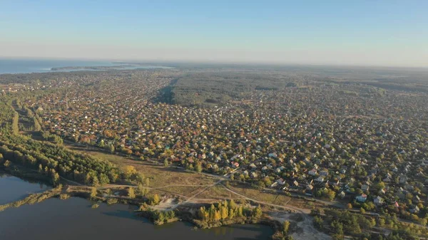 Mooie rivier stroomt langs het bos schieten uit een birds eye view — Stockfoto