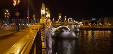 Gece Budapeşte'Chain Bridge, Kraliyet Sarayı ve Tuna Nehri.