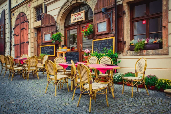 야외 카페에서 프라하, 길거리에 테이블이 있습니다 — 스톡 사진