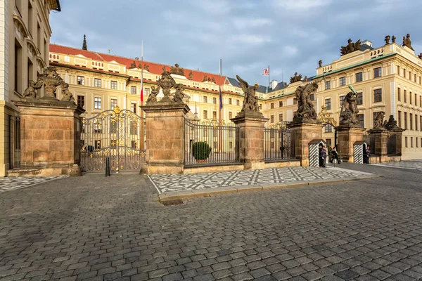 Piazza della Città di Praga Repubblica Ceca, skyline della città all'alba alla Torre dell'Orologio Astronomico — Foto Stock