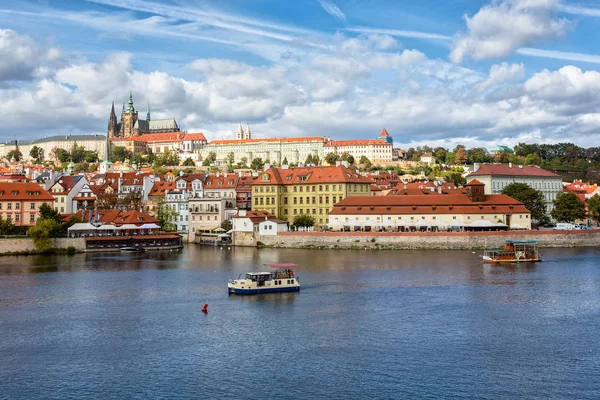 Pražské Staroměstské náměstí Česká republika, panorama města východ slunce na orloj — Stock fotografie