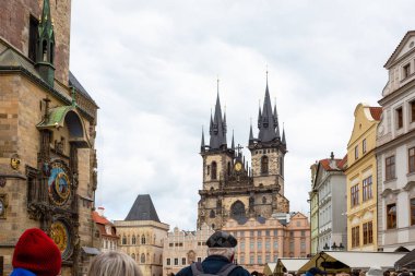 Prag Şehir Meydanı Çek Cumhuriyeti, gündoğumu şehir manzarası, Astronomik Saat Kulesi