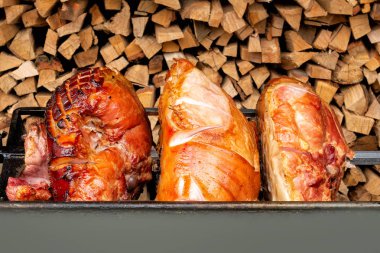 Yemek pişirmek için bir tükürük güneşli bir günde Prag'da incik kızartma. Büyük bir parça et. Ulusal mutfağı.