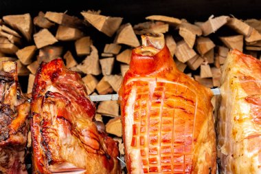 Yemek pişirmek için bir tükürük güneşli bir günde Prag'da incik kızartma. Büyük bir parça et. Ulusal mutfağı.