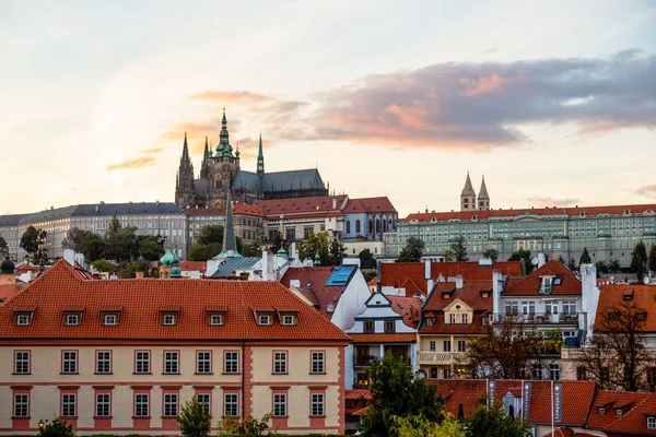 Pražské Staroměstské náměstí Česká republika, panorama města východ slunce na orloj — Stock fotografie