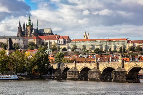 Pražské Staroměstské náměstí Česká republika, panorama města východ slunce na orloj — Stock fotografie