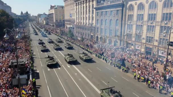 Vehículos militares ucranianos conducen durante un desfile militar — Vídeo de stock