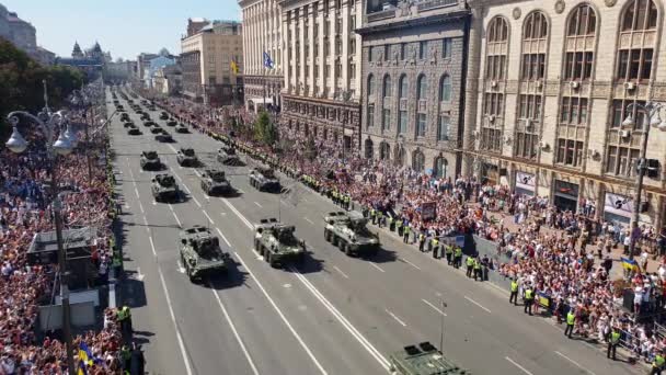 Vehículos militares ucranianos conducen durante un desfile militar — Vídeo de stock