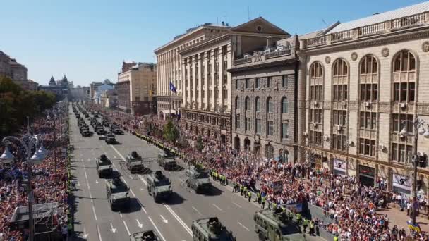 Ukrainische Militärfahrzeuge fahren während einer Militärparade — Stockvideo