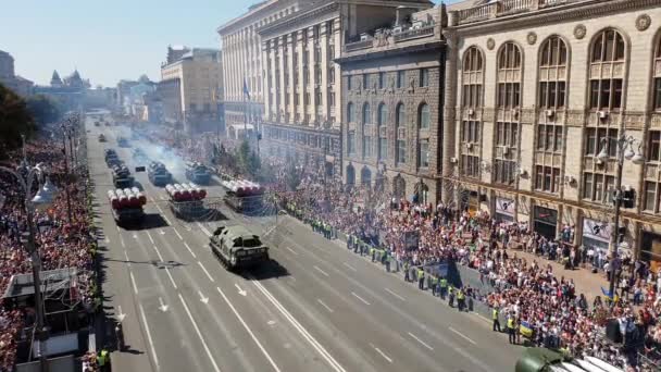 Veículos militares ucranianos dirigem durante um desfile militar — Vídeo de Stock