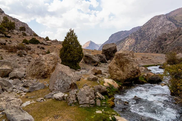 Гора Таджикистан Красивая, гора Фанн, озера Куликалон — стоковое фото