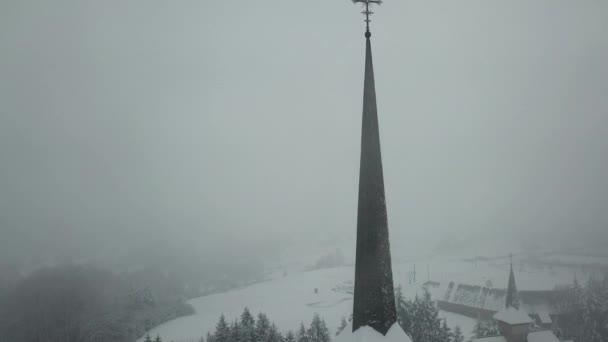 Vista aérea sobre la iglesia de madera en Ieud, Maramures — Vídeos de Stock