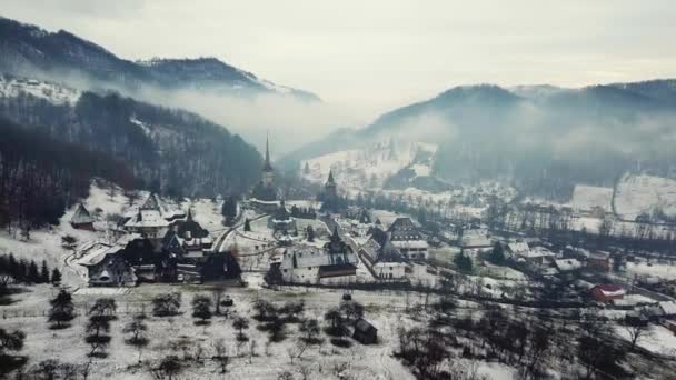 Widok z lotu ptaka na drewniany kościół w Ieud, Maramures — Wideo stockowe