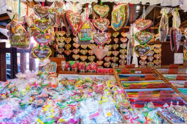 Hediyelik eşya gingerbread bir Krakov, Polonya için geleneksel bir pazarın üzerinde farklı şekiller.