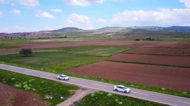 Havadan görünümü elektrikli otomobil ülke Road, lüks araba farlar alacakaranlıkta sisin içine sürüş sürüş