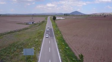 Havadan görünümü elektrikli otomobil ülke Road, lüks araba farlar alacakaranlıkta sisin içine sürüş sürüş