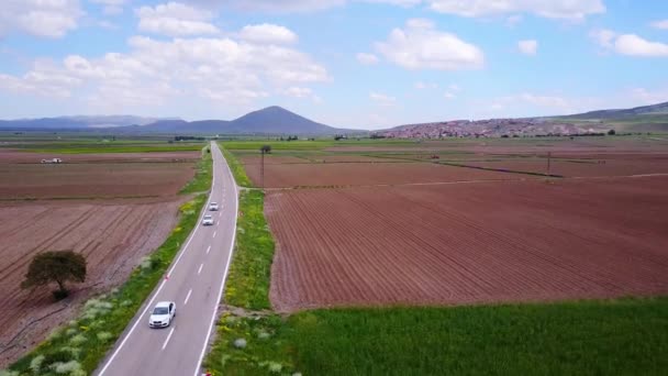 Luftaufnahme Elektroauto fährt auf Landstraße, Luxusauto fährt in der Abenddämmerung mit Scheinwerfern durch Nebel — Stockvideo