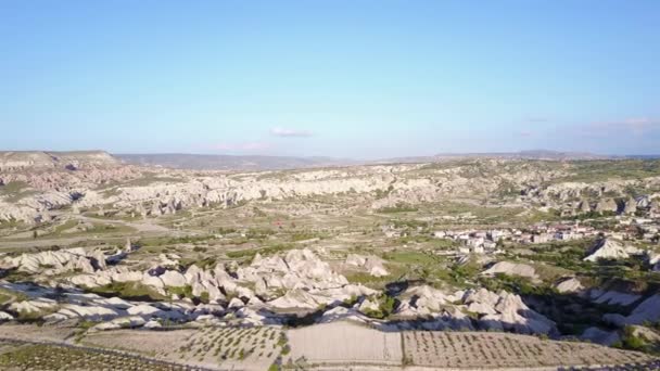 Luchtfoto van fairy schoorstenen op Ürgüp, Cappadocië, Turkije, — Stockvideo