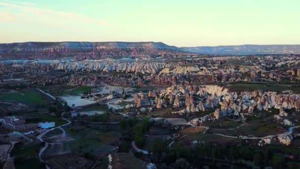 Luchtfoto van fairy schoorstenen op Ürgüp, Cappadocië, Turkije, — Stockvideo