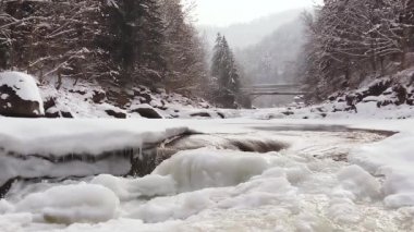 Kristal doğal mağarada güzel su sıçrama. Süper ağır çekim yakın çekim