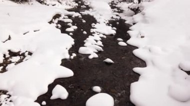 Kristal doğal mağarada güzel su sıçrama. Süper ağır çekim yakın Hd kadar