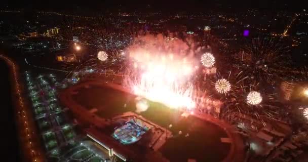 Fuochi d'artificio incredibili sulla città, spettacolo di fuoco — Video Stock