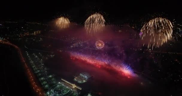 Дивовижні феєрверки над містом, вогняне шоу — стокове відео