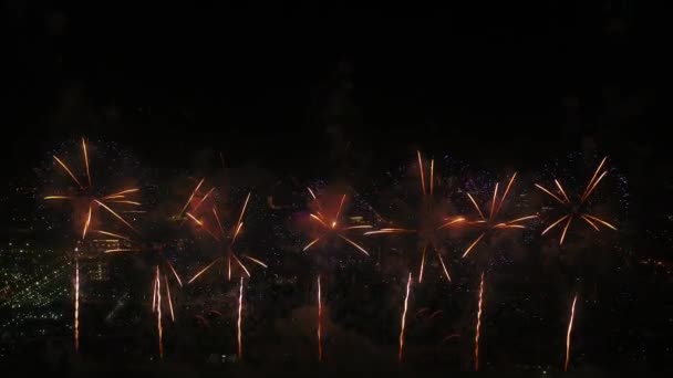 Fuochi d'artificio incredibili sulla città, spettacolo di fuoco — Video Stock