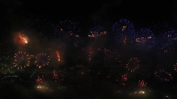 Unos Fuegos Artificiales Increíbles Sobre Ciudad Espectáculo Fuego Disparado Desde — Vídeo de stock