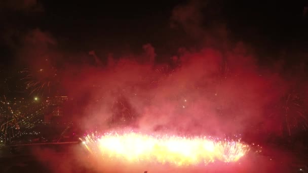 Şehrin ateşli gösteri üzerinde şaşırtıcı havai fişek — Stok video