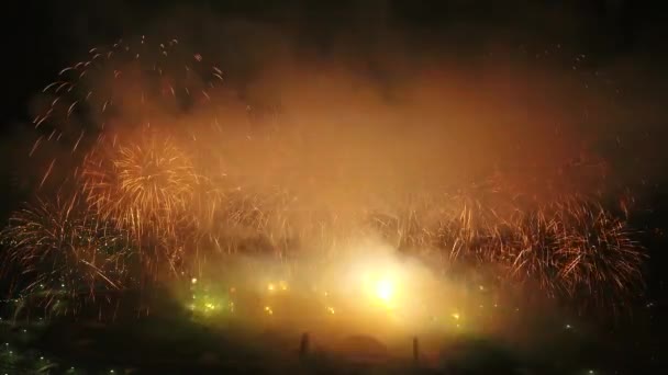 Удивительные фейерверки над городом, огненное шоу — стоковое видео