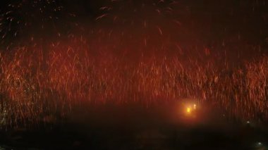 Şehrin ateşli gösteri üzerinde şaşırtıcı havai fişek