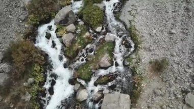 Iskanderlul Gölü. Deniz seviyesinden 3000 metre yakın dağın zirvesine yakalanan.