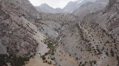 Iskanderlul Gölü. Deniz seviyesinden 3000 metre yakın dağın zirvesine yakalanan.