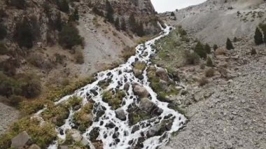 Iskanderlul Gölü. Deniz seviyesinden 3000 metre yakın dağın zirvesine yakalanan.