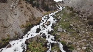 Iskanderlul Gölü. Deniz seviyesinden 3000 metre yakın dağın zirvesine yakalanan.