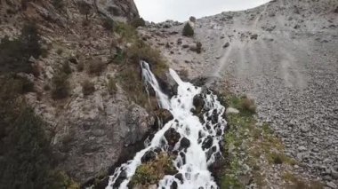 Iskanderlul Gölü. Deniz seviyesinden 3000 metre yakın dağın zirvesine yakalanan.