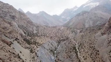 Iskanderlul Gölü. Deniz seviyesinden 3000 metre yakın dağın zirvesine yakalanan.
