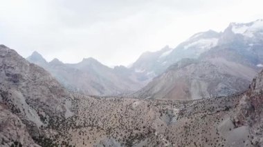 Iskanderlul Gölü. Deniz seviyesinden 3000 metre yakın dağın zirvesine yakalanan.