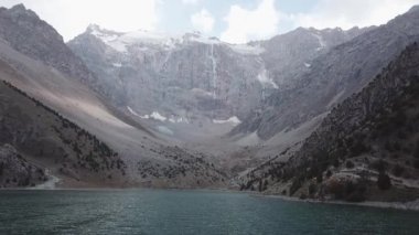 Iskanderlul Gölü. Deniz seviyesinden 3000 metre yakın dağın zirvesine yakalanan.